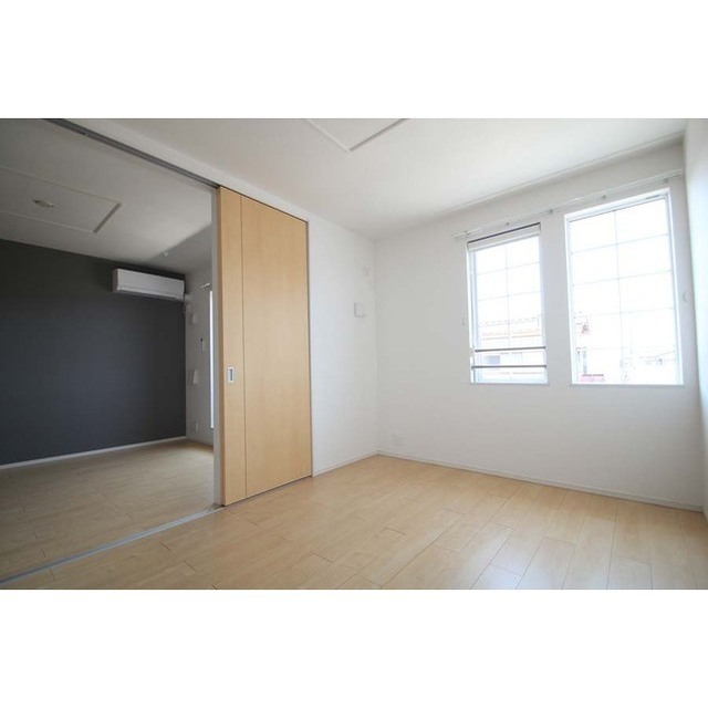 その他　南側の洋室とリビング