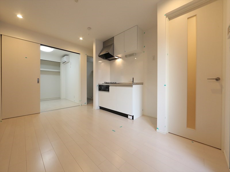 居室・リビング　ＬＤＫ8.2帖　システムキッチン　エアコン完備　同仕様写真