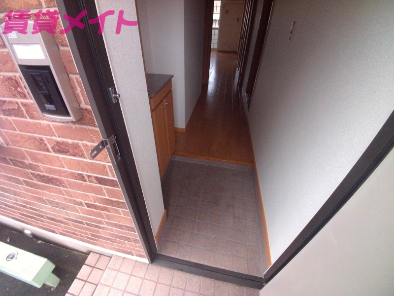 玄関　別部屋反転参考写真です。