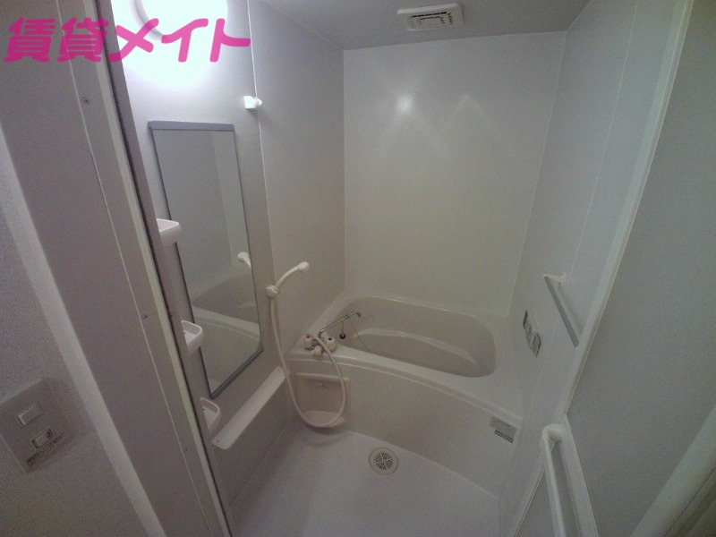 バス・シャワールーム　別部屋反転参考写真です。