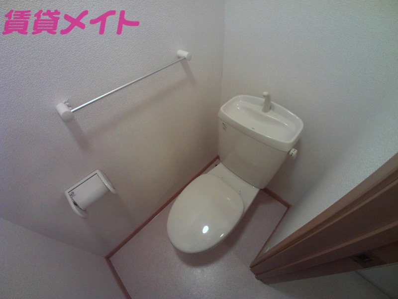 トイレ　別部屋反転参考写真です。