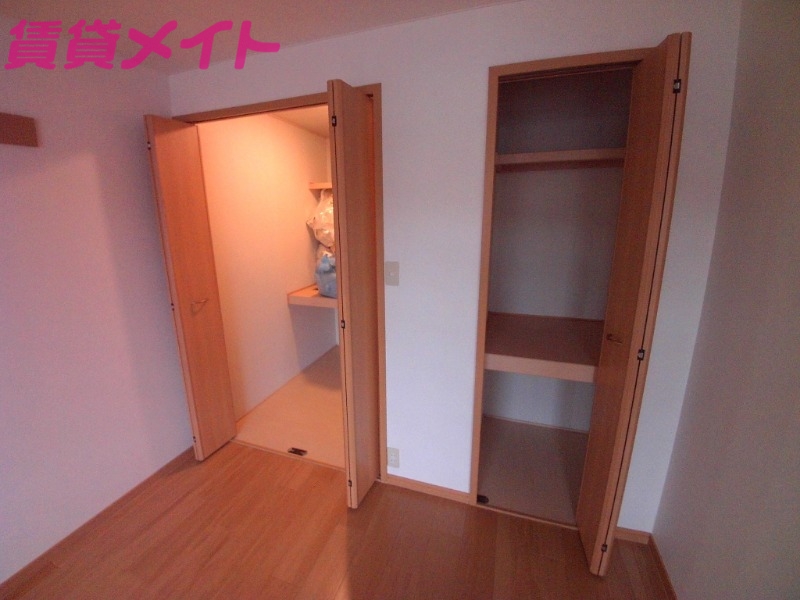 収納　別部屋反転参考写真です。