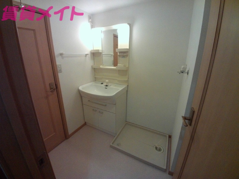 洗面設備　別部屋反転参考写真です。