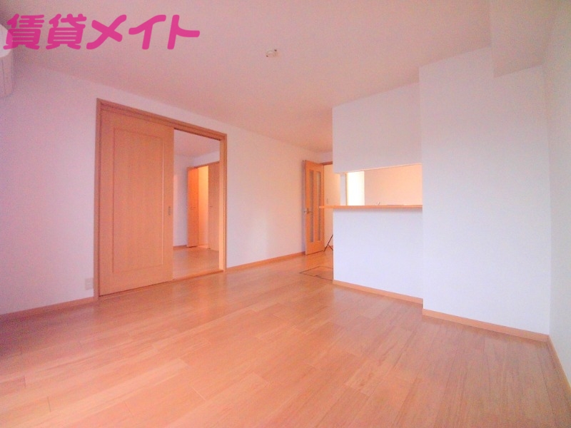 居室・リビング　別部屋反転参考写真です。