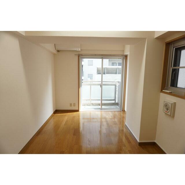 その他部屋・スペース　６．９帖の洋室は南向きで明るいお部屋