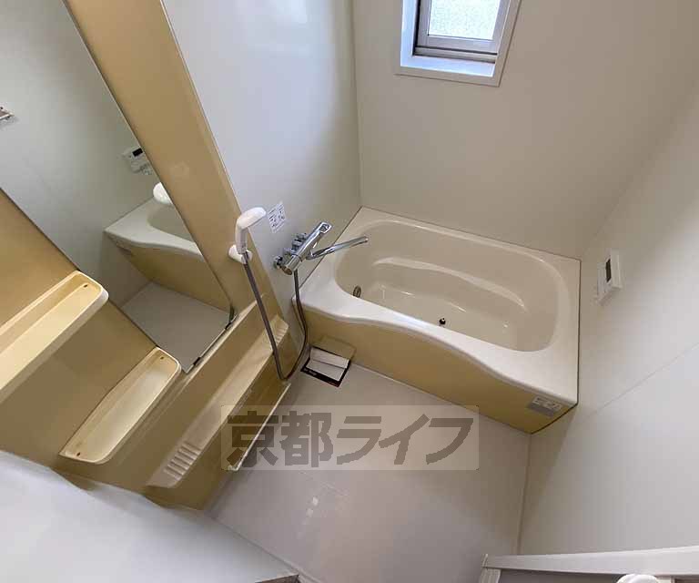 バス・シャワールーム　鏡の付いた便利なお風呂