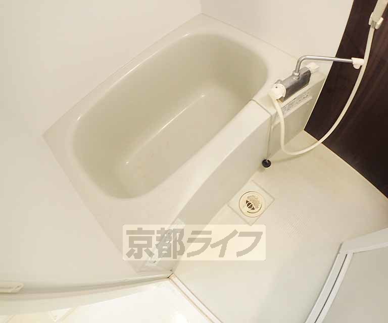 バス・シャワールーム　清潔感のあるバスルームです。