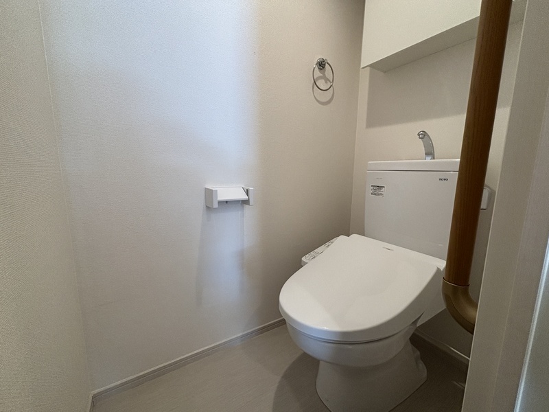 トイレ　落ち着いた色調のトイレです