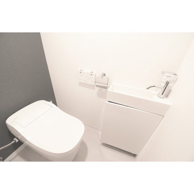 トイレ　落ち着いた色調のトイレです