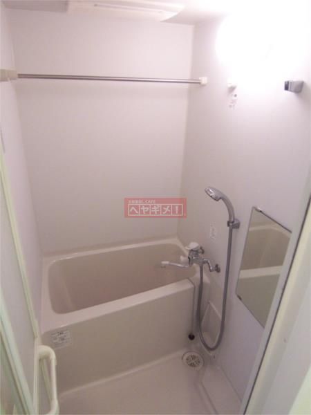 バス・シャワールーム　間取り反転タイプの部屋の写真です