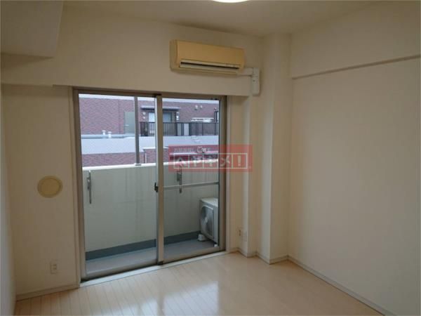 居室・リビング　間取り反転タイプの部屋の写真です