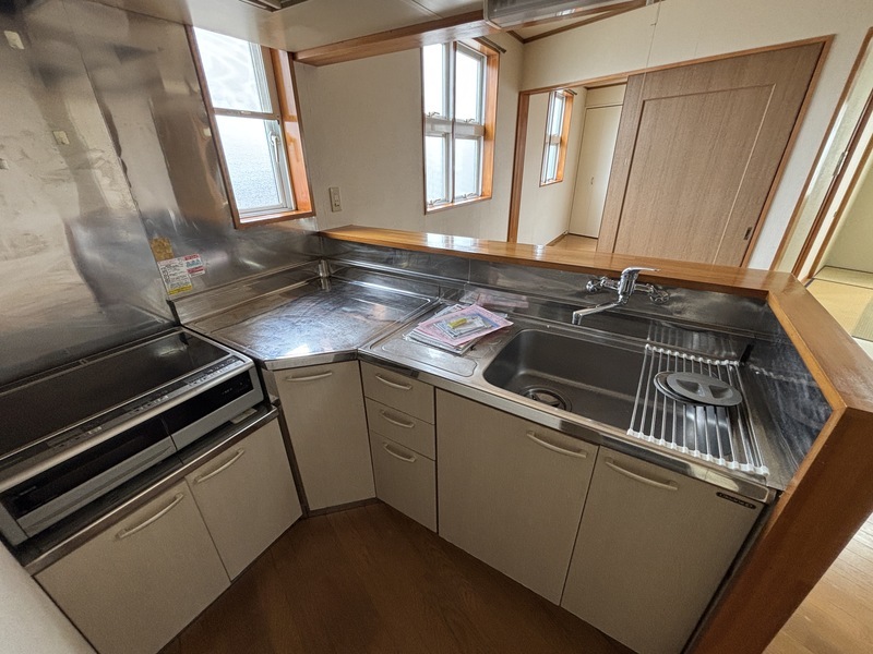 キッチン　対面式システムキッチン、ＩＨクッキングヒーター付き