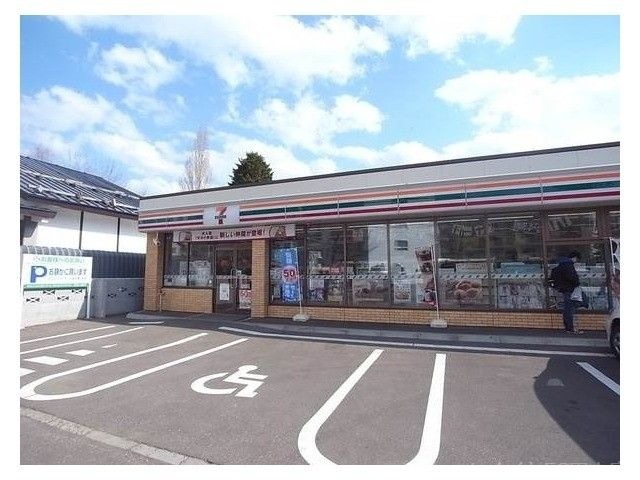 コンビニ　セブンイレブン札幌宮の森1条店（コンビニ）まで84m