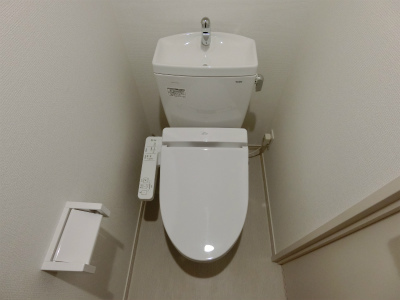 トイレ　落ち着いた色調のトイレです