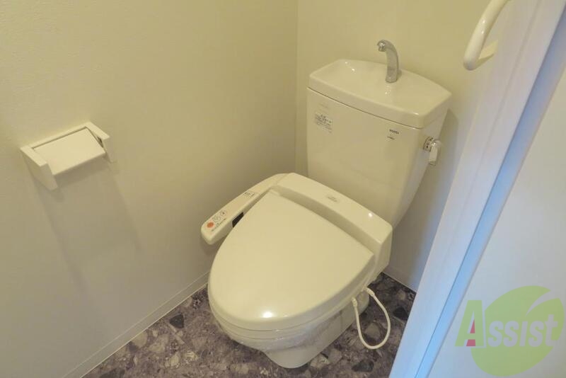 トイレ　温水洗浄便座付きのお手洗いです。うれしいですよねー。