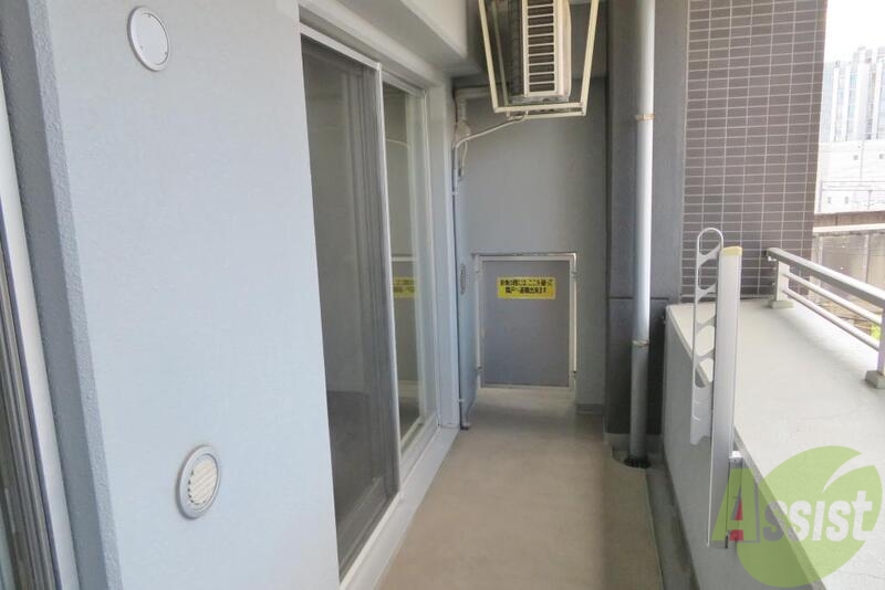 バルコニー　重厚な造りのバルコニーです。幅もしっかり広いです。