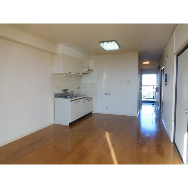 居室・リビング　写真はイメージ現況優先（303号室の画像です）