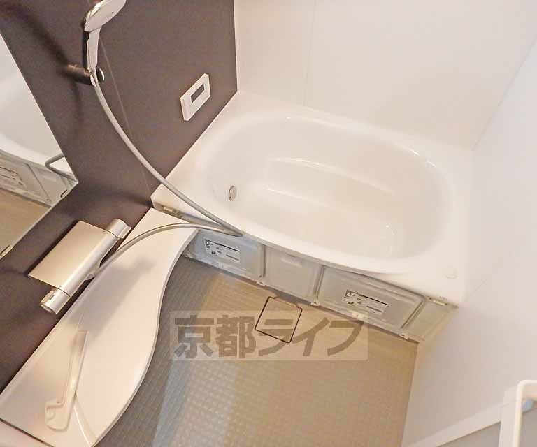 バス・シャワールーム　ゆったりしたバスルームです