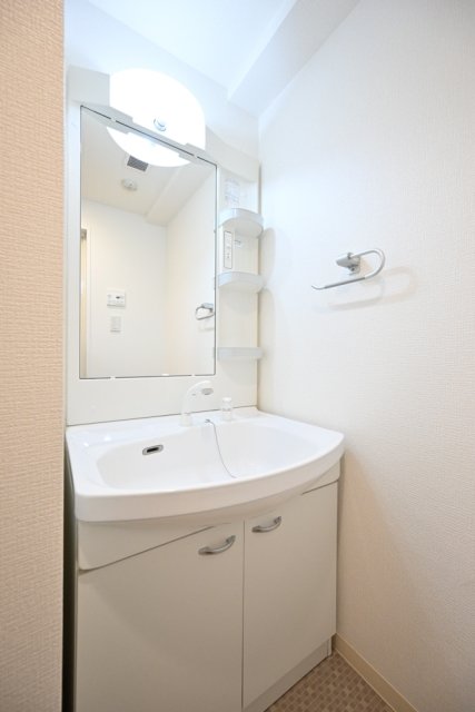 洗面設備　独立洗面台あり、毎朝おしゃれに忙しい女性の方におすすめです