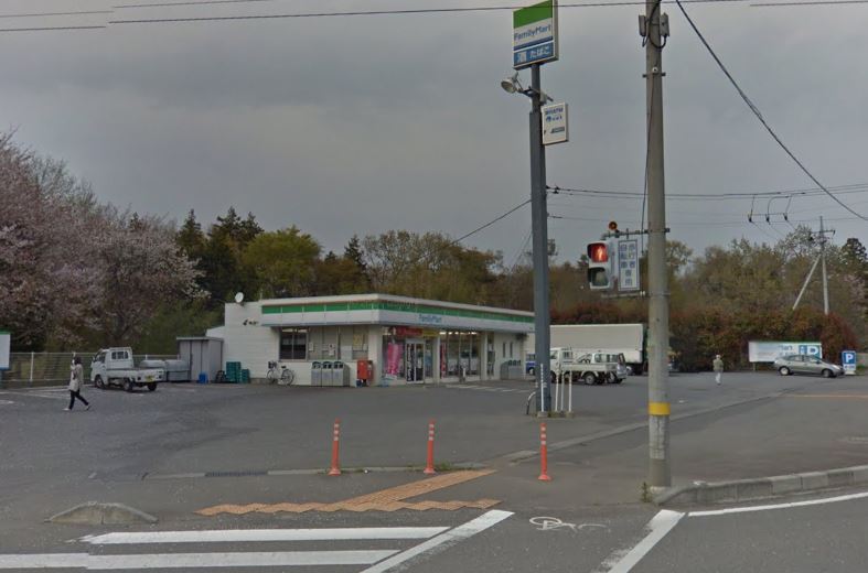 コンビニ　ファミリーマート伊奈高岡店（コンビニ）まで242m