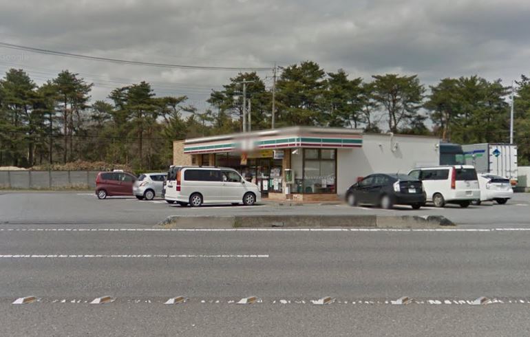 コンビニ　セブンイレブン伊奈高岡店（コンビニ）まで825m