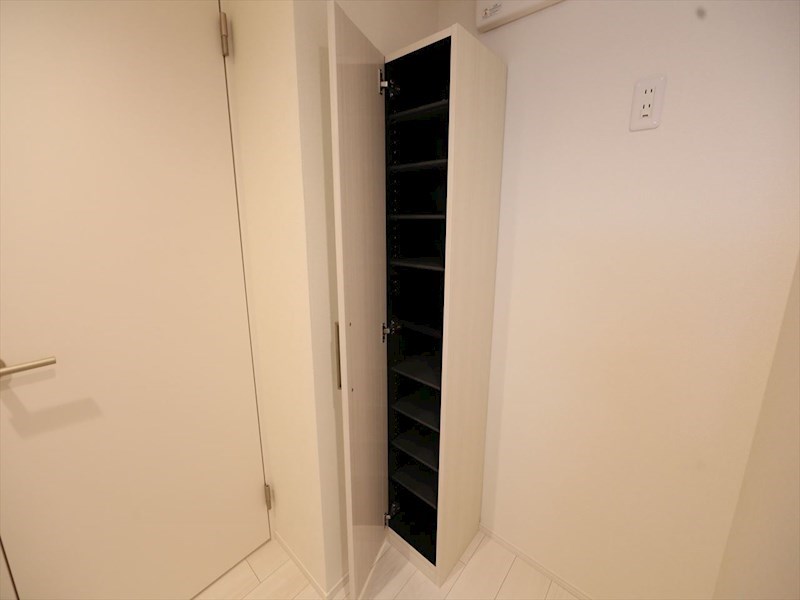 玄関　玄関　シューズボックス付（収納充実してます）