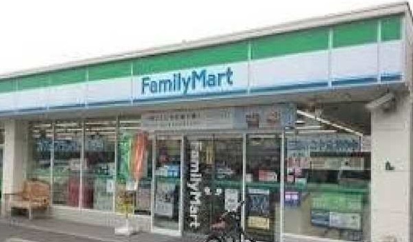 コンビニ　ファミリーマート（コンビニ）まで300m