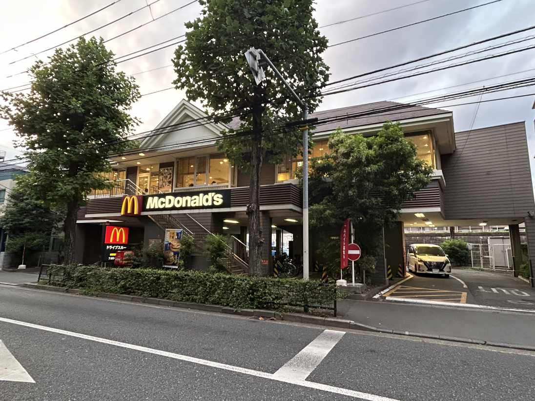 飲食店　マクドナルド富士街道石神井店（飲食店）まで611m