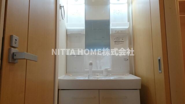 洗面設備　シャワー付きの洗面台です☆彡