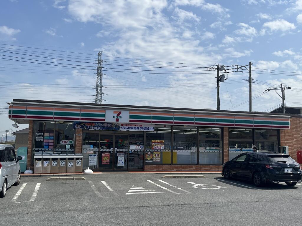 コンビニ　セブンイレブン八幡ひびき店（コンビニ）まで879m