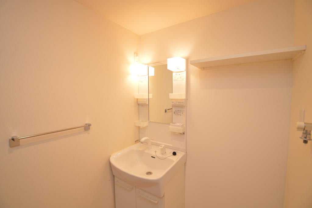 洗面設備　（参考）他室の写真を使用しています。現況優先となります。