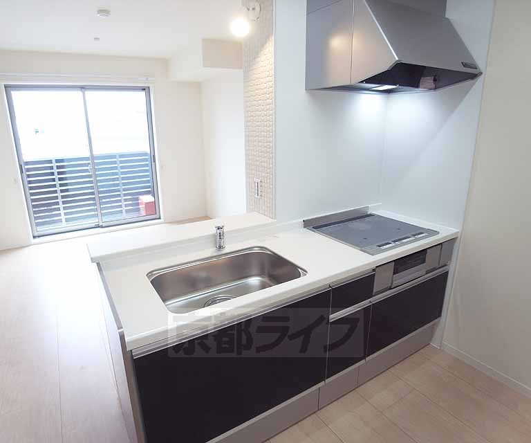 キッチン　３口コンロ付き。開放感のあるオープンカウンターキッチンです！