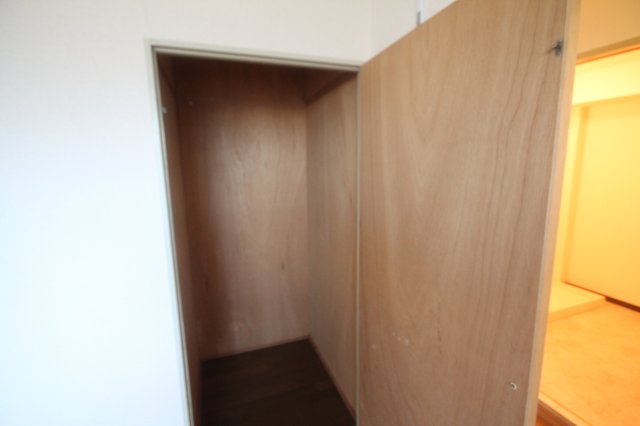 収納　参考。同じ建物の別のお部屋の写真です。現況優先。