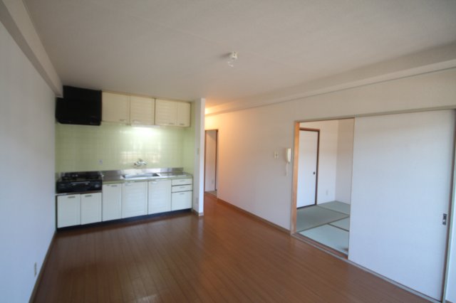 居室・リビング　参考。同じ建物の別のお部屋の写真です。現況優先。