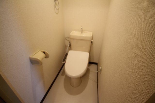 トイレ　参考。同じ建物の別のお部屋の写真です。現況優先。