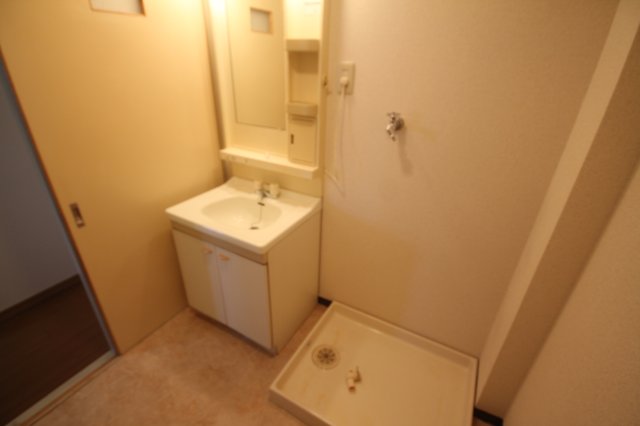 洗面設備　参考。同じ建物の別のお部屋の写真です。現況優先。