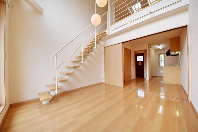 居室・リビング　★きれいなフローリング・天井が高く開放感があります★