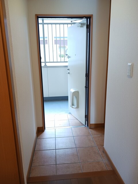玄関　同物件の別部屋になります。