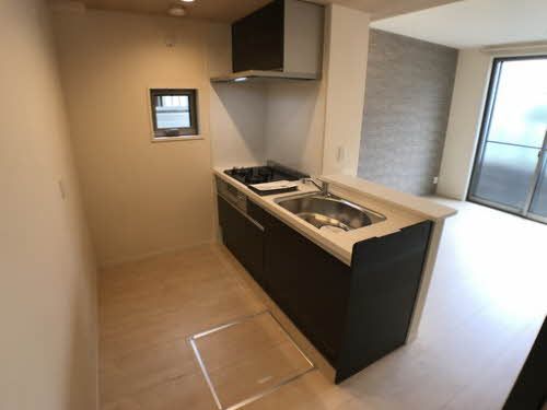 キッチン　ガスコンロ３口ついたシステムカウンターキッチンです。