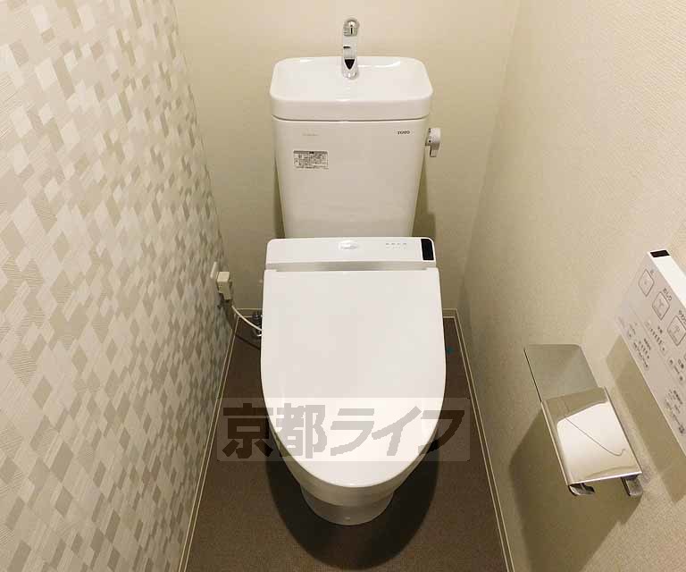 トイレ　クロスがお洒落に仕上がりました。