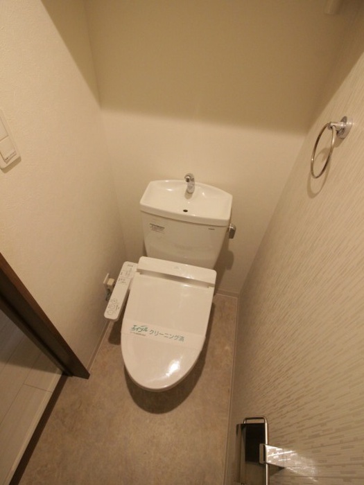 トイレ　※写真は同型タイプ、現況優先。