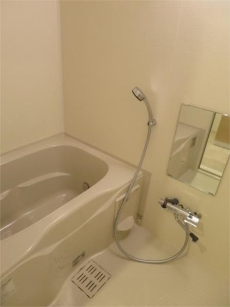 バス・シャワールーム　コンパクトで使いやすいお風呂です