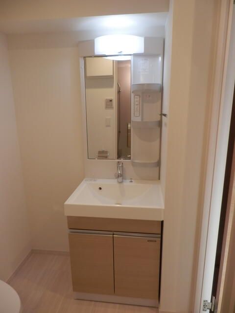 洗面設備　朝の支度にも助かる、独立の洗髪洗面化粧台