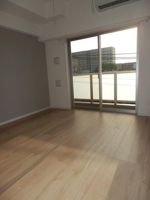 居室・リビング　こちらのリビングで趣味の時間をお楽しみください