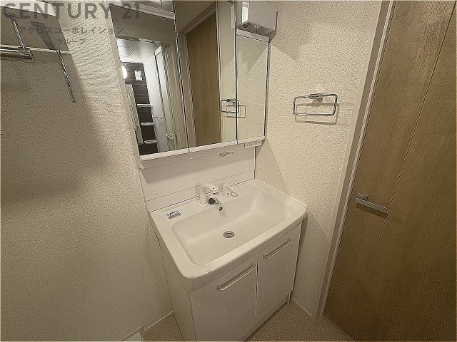 洗面設備　シャワー付き洗面台で便利♪