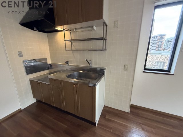 キッチン　窓付きのキッチンで換気がしやすくておすすめ！