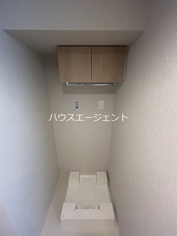 その他設備　洗濯機置場の上には収納付きで便利です。※別部屋参考写真