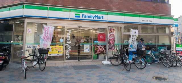 コンビニ　ファミリーマート　新宿大久保一丁目店（コンビニ）まで20m