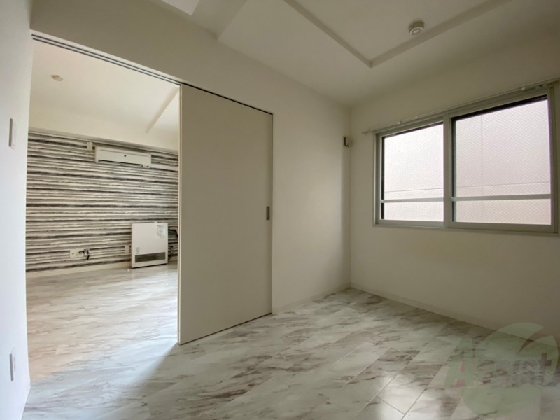 その他部屋・スペース　戸を閉めるとリビングと区切られた寝室にすることができますよ。