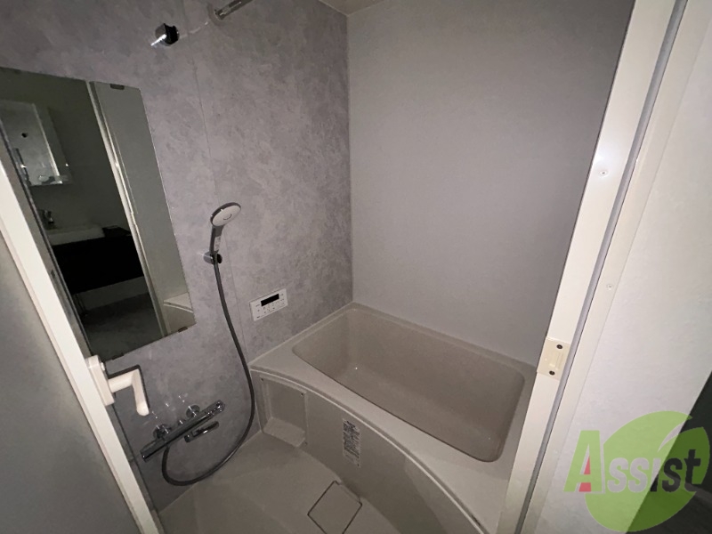 バス・シャワールーム　追い焚き機能の付いた浴槽と浴室乾燥機能の付いた浴室です。